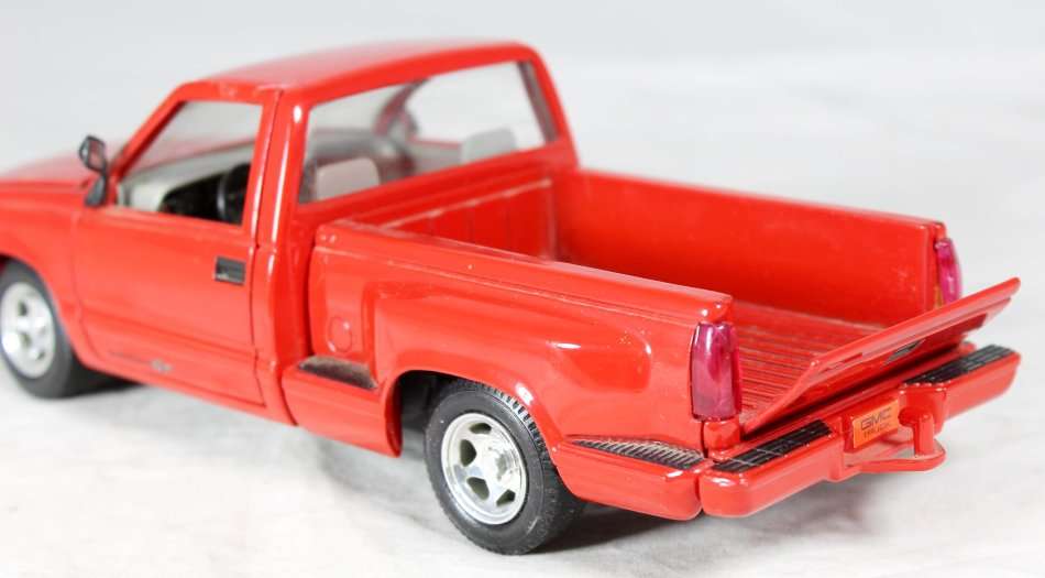 Redbox - GMC Sierra Truck - 1:24 Scale Model - Bid Now!!