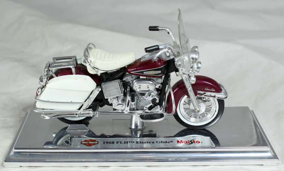 Maisto - Harley Davidson - 1968 FLH Electra Glide - 1:18 Scale Model - Bid Now!!