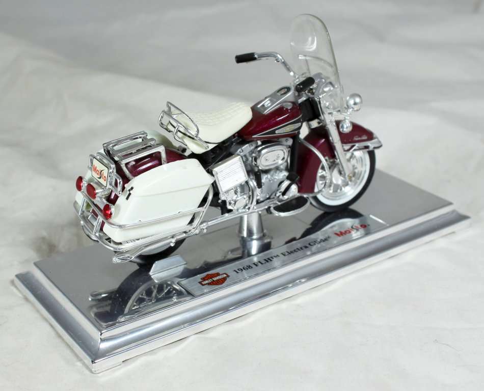 Maisto - Harley Davidson - 1968 FLH Electra Glide - 1:18 Scale Model - Bid Now!!