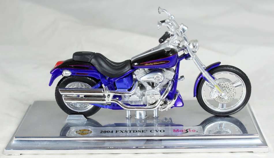 Maisto - Harley Davidson - 2004 FXSTDSE CVO - 1:18 Scale Model - Bid Now!!