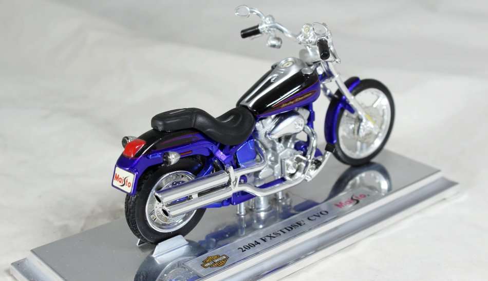 Maisto - Harley Davidson - 2004 FXSTDSE CVO - 1:18 Scale Model - Bid Now!!