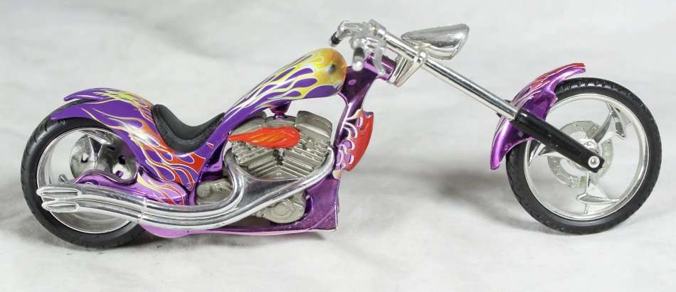 Harley Davidson - Chopper - Purple - 1:18 Scale Model - Bid Now!!