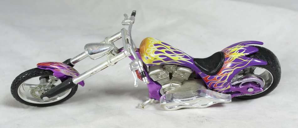 Harley Davidson - Chopper - Purple - 1:18 Scale Model - Bid Now!!