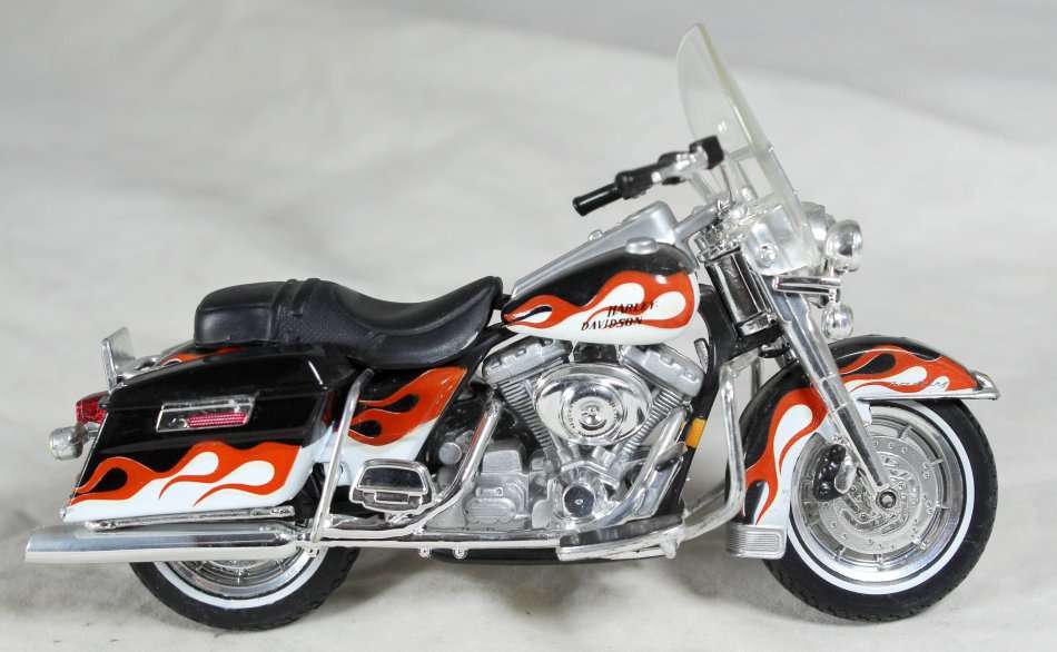 Harley Davidson - Maisto - Road King - 1:18 Scale Model - Bid Now!!