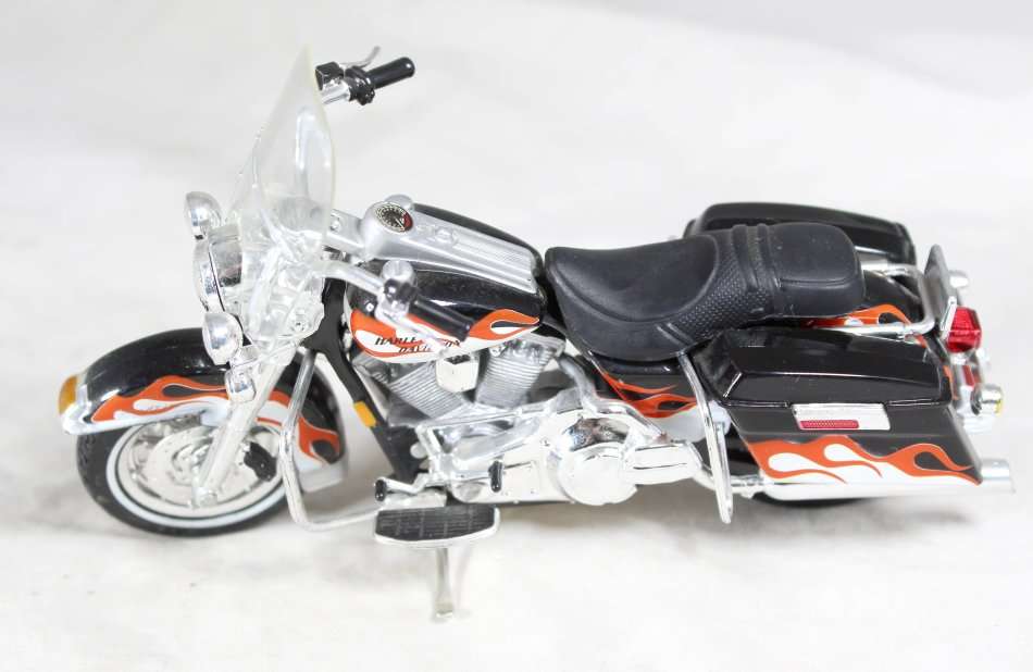 Harley Davidson - Maisto - Road King - 1:18 Scale Model - Bid Now!!