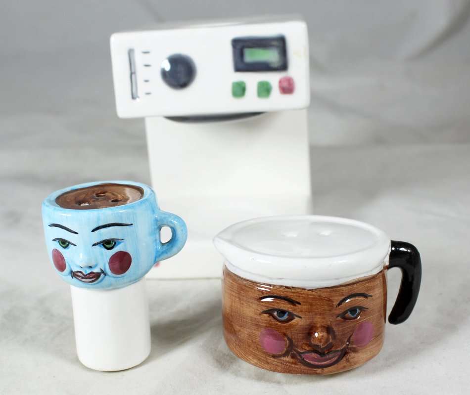 Character Salt & Pepper Set - Coffee Machine with Pot & Cup - Beautiful! - Bid Now!!!