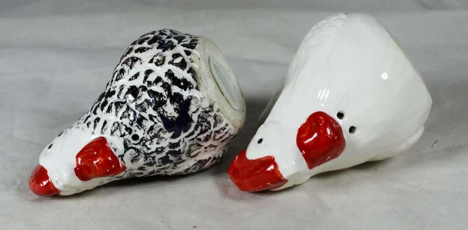 Character Salt & Pepper Set - Chickens - Beautiful! - Bid Now!!!