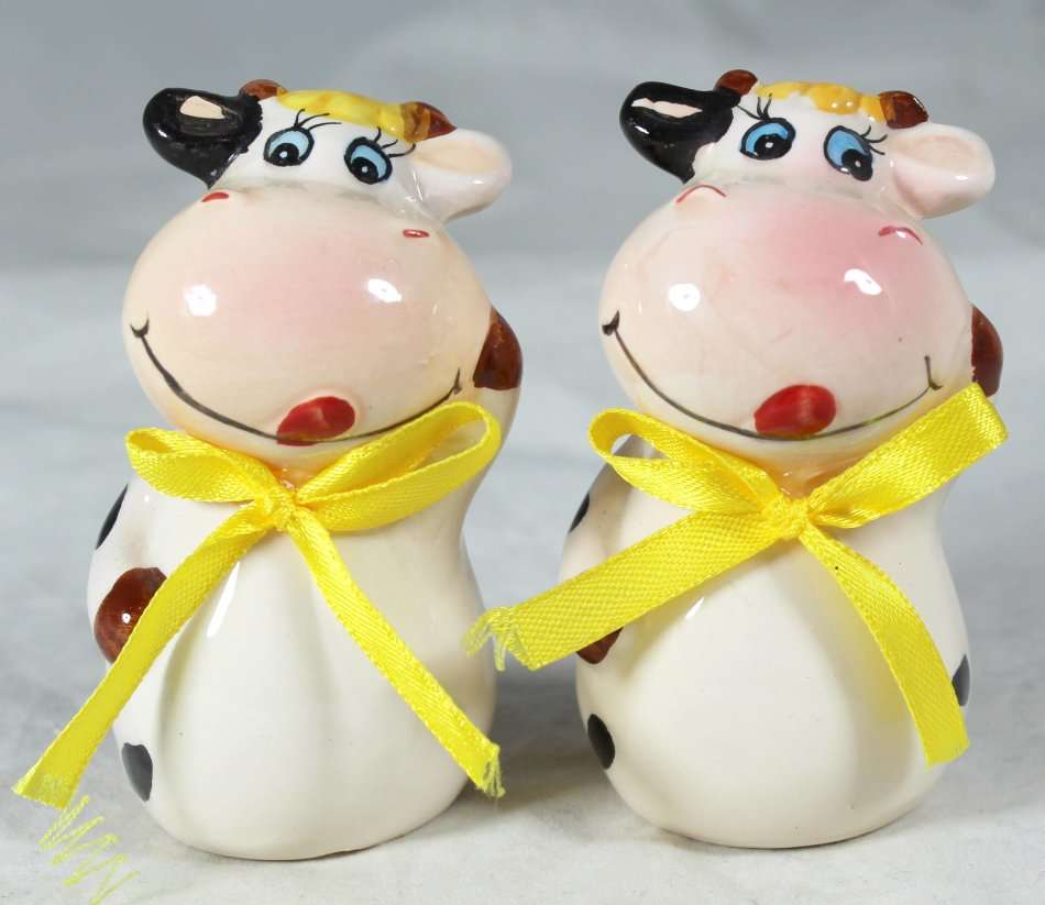 Character Salt & Pepper Set - Smiling Cows - Beautiful! - Bid Now!!!