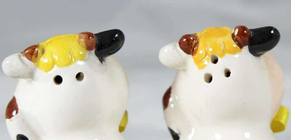 Character Salt & Pepper Set - Smiling Cows - Beautiful! - Bid Now!!!