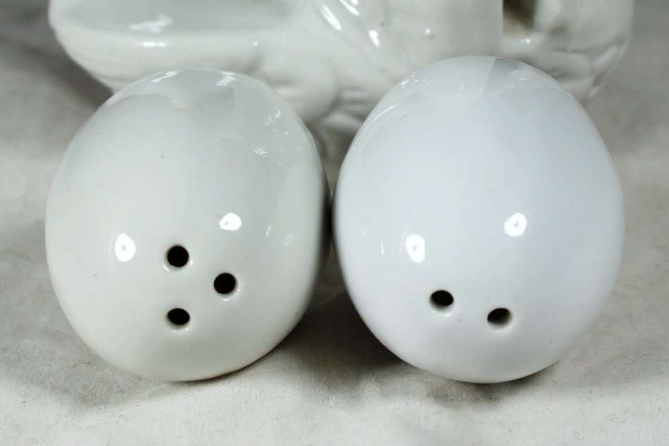 Character Salt & Pepper Set - Chicken - Beautiful!