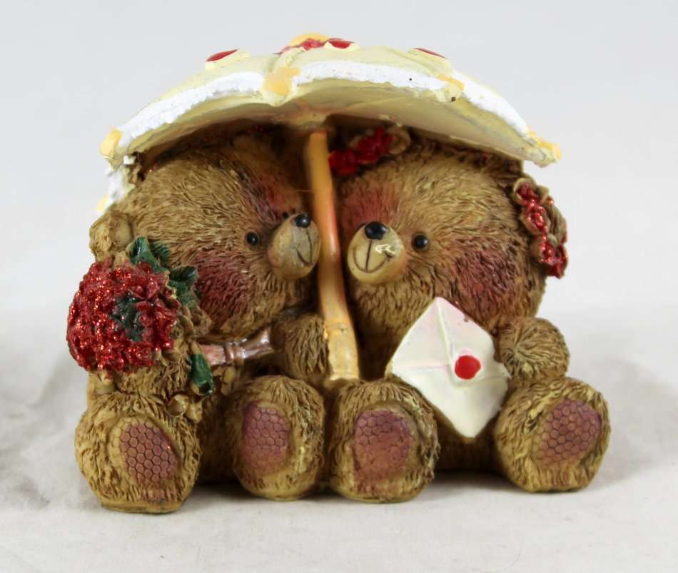 Two Bears Under Umbrella - Holding Letter - Gorgeous! - Bid Now!!!
