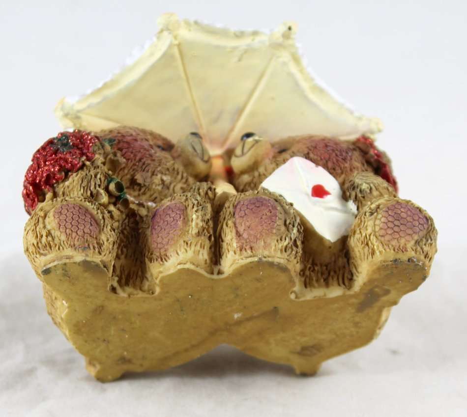 Two Bears Under Umbrella - Holding Letter - Gorgeous! - Bid Now!!!