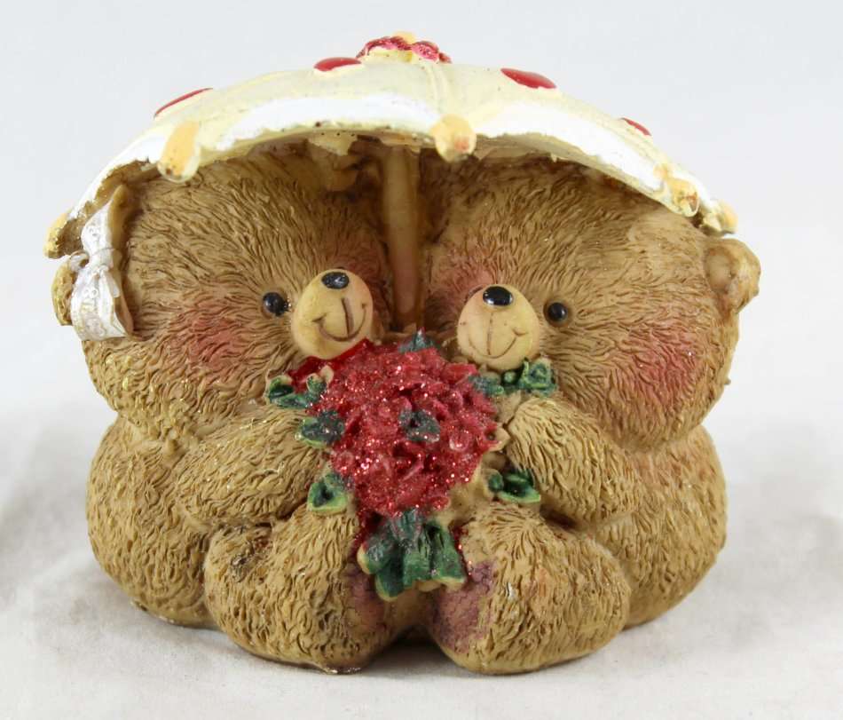 Two Bears Under Umbrella - Holding Roses - Gorgeous! - Bid Now!!!