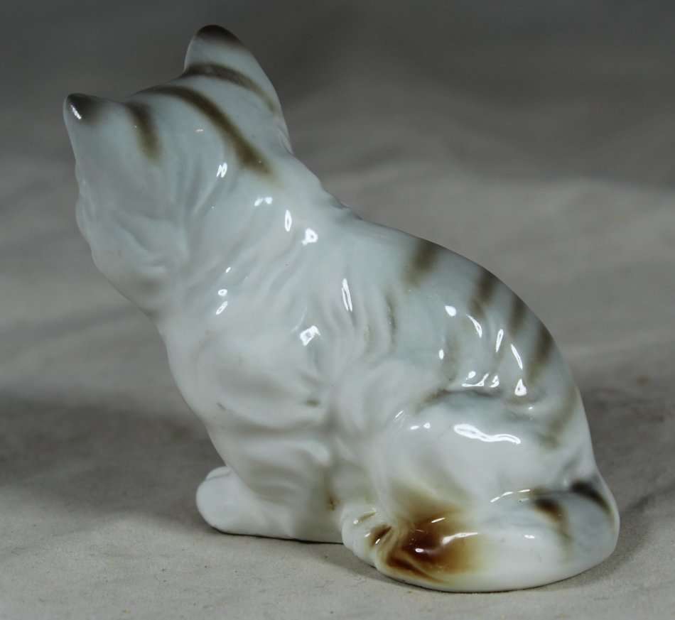 Small Porcelain Cat - BID NOW!!!