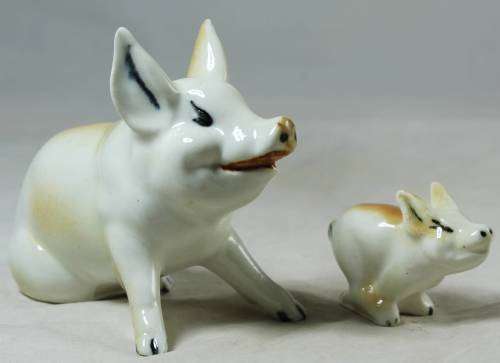 Pig set Figurine - Bid Now!!