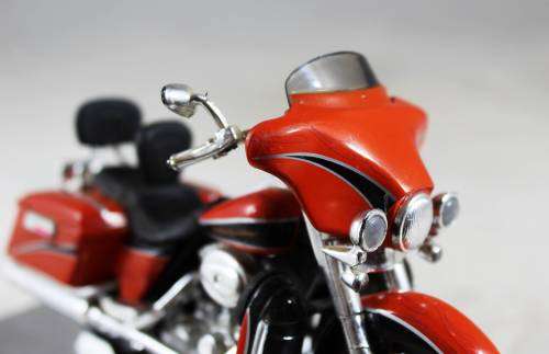 Maisto -  Bike - Harley Davidson 2004 FLHTCSE CVO `Electroglide` - Bid Now!!