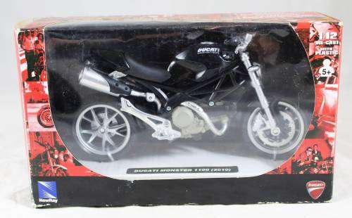 Automaxx Premium - Die cast metal with Plastic -  Ducati Monster 1100 (2010)- Bid Now!!