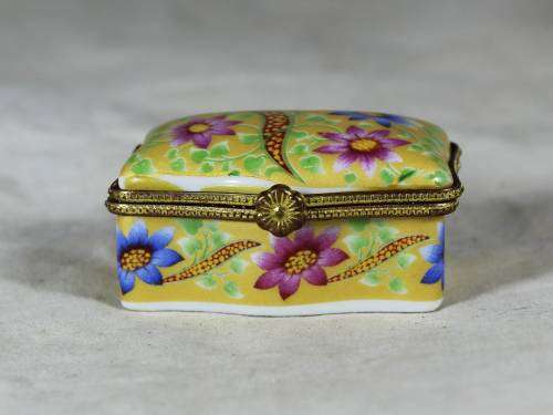 Decorated Porcelain Pill Box - Bid Now!!