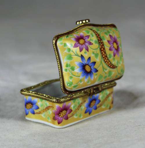 Decorated Porcelain Pill Box - Bid Now!!