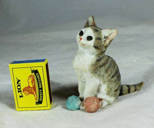 Sitting cat with two balls of yarn - Bid Now!!!