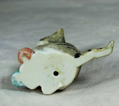 Sitting cat with two balls of yarn - Bid Now!!!