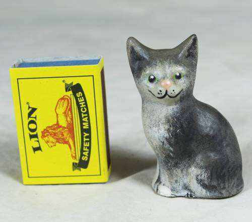 Smilling sitting Cat - Bid Now!!