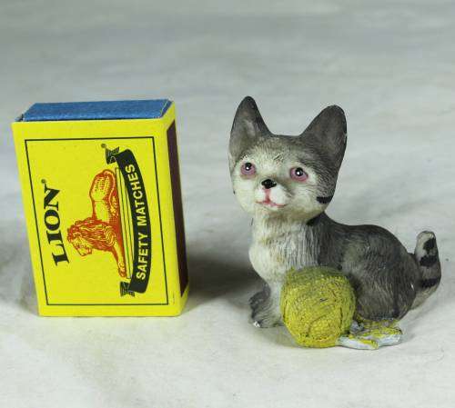 Cat with a ball of yarn - Bid Now!!