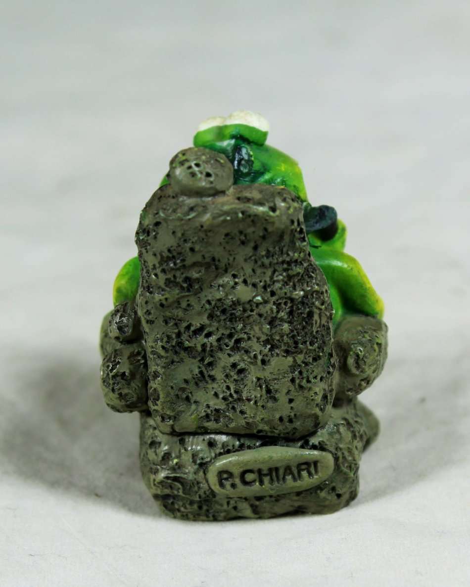 Miniature frog on his throne - Gorgeous! - Bid Now!!!