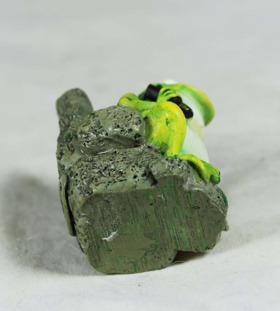 Miniature frog on his throne - Gorgeous! - Bid Now!!!