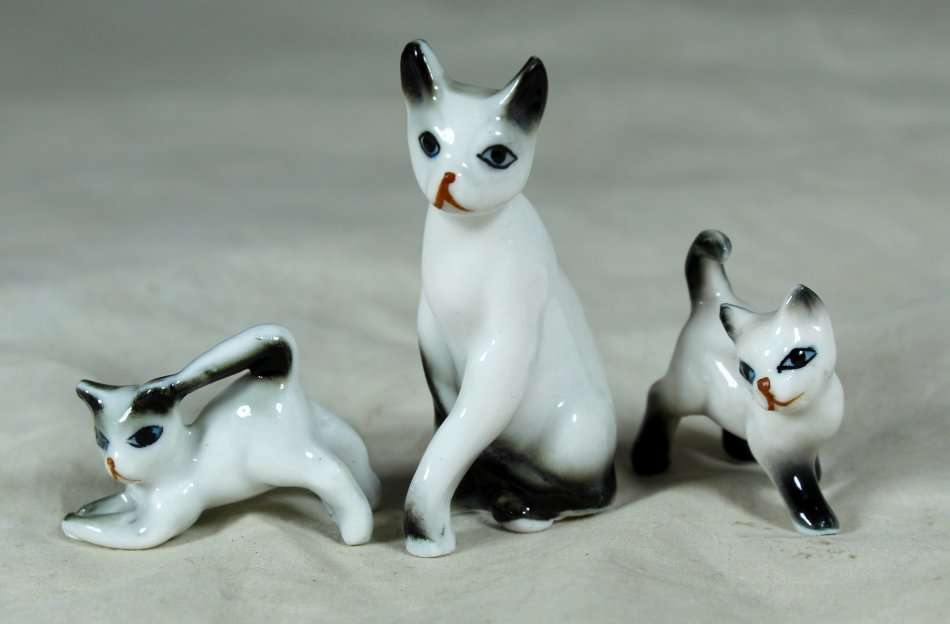 Miniature - Procelain Cat with Kittens - Absolutely Stunning!!!!! - Bid Now!!!