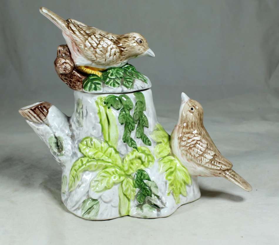 A Stunning Birds Tea Pot  - Bid Now!!!