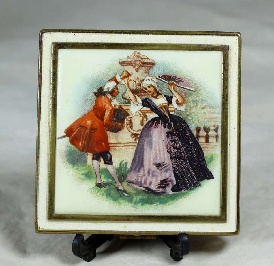 Victorian Scene - Powder Compact - Zell USA - Bid Now!!!