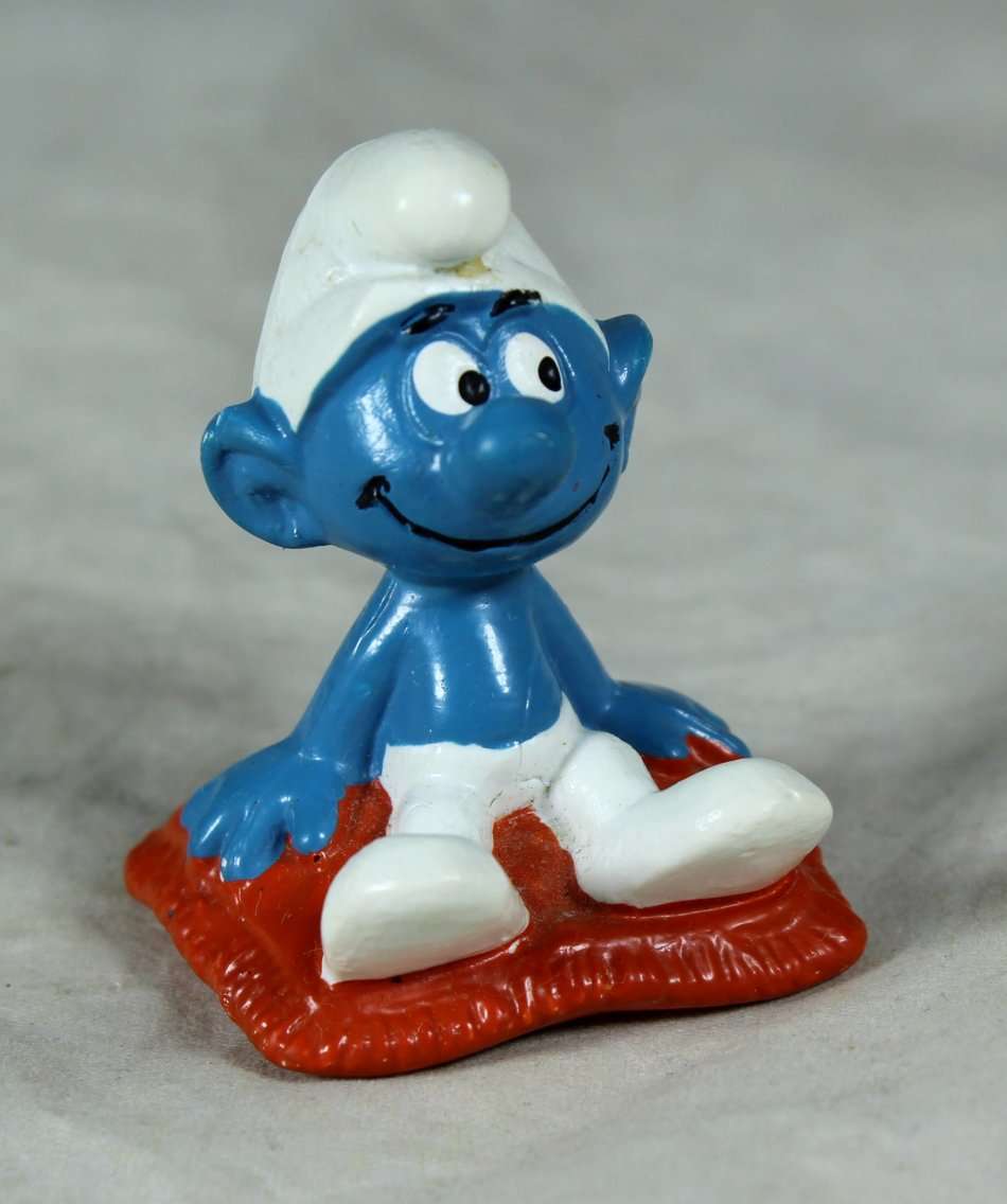 SMURF SITTING ON A PILLOW - MADE BY PAYO WEST GERMANY - BID NOW !!!