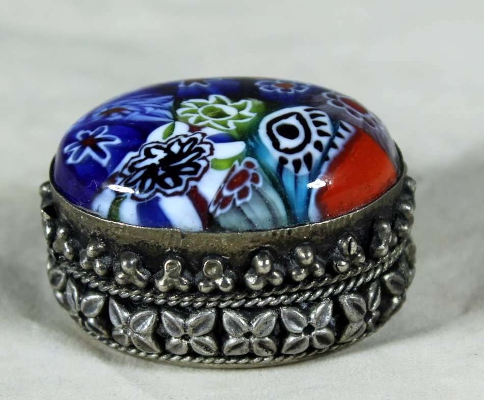 A BEAUTIFUL DECORATED PILL BOX WITH MURANO BEADS INSIDE - BID NOW !!!