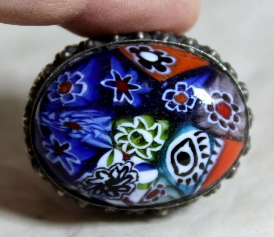 A BEAUTIFUL DECORATED PILL BOX WITH MURANO BEADS INSIDE - BID NOW !!!