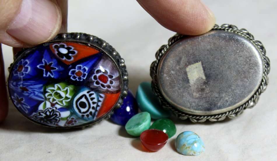 A BEAUTIFUL DECORATED PILL BOX WITH MURANO BEADS INSIDE - BID NOW !!!