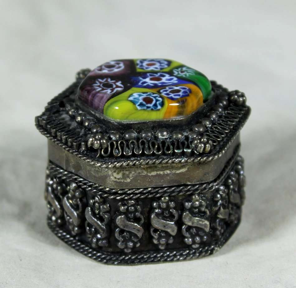 A BEAUTIFUL DECORATED PILL BOX WITH MURANO BEADS INSIDE - BID NOW !!!