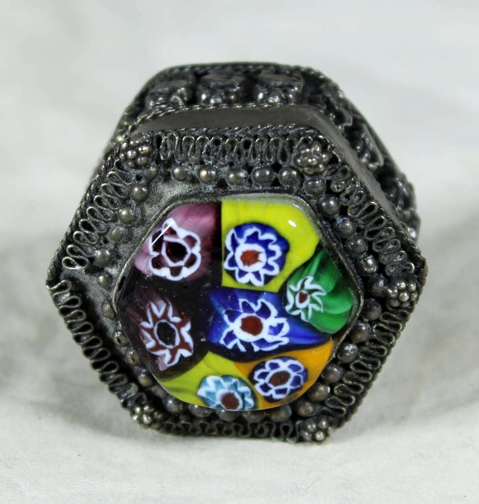 A BEAUTIFUL DECORATED PILL BOX WITH MURANO BEADS INSIDE - BID NOW !!!