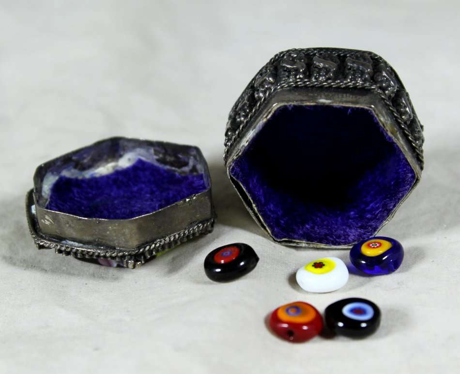A BEAUTIFUL DECORATED PILL BOX WITH MURANO BEADS INSIDE - BID NOW !!!