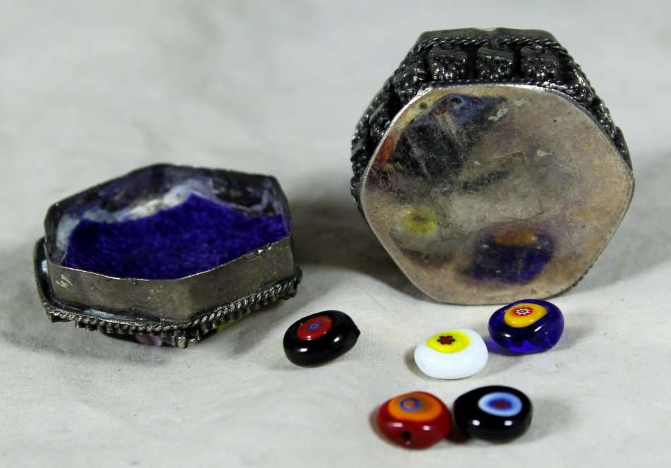 A BEAUTIFUL DECORATED PILL BOX WITH MURANO BEADS INSIDE - BID NOW !!!