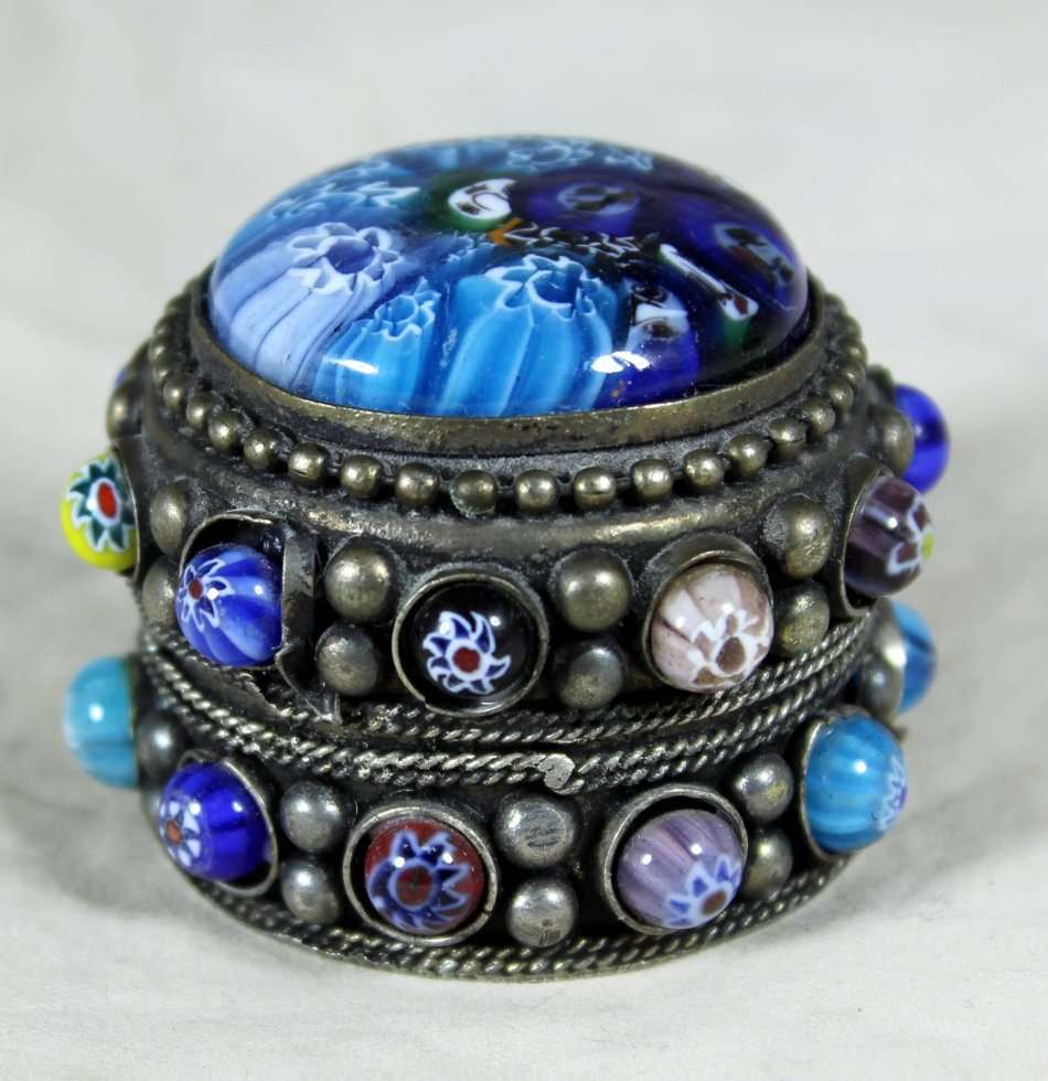 A BEAUTIFUL DECORATED PILL BOX WITH MURANO BEADS INSIDE - BID NOW !!!