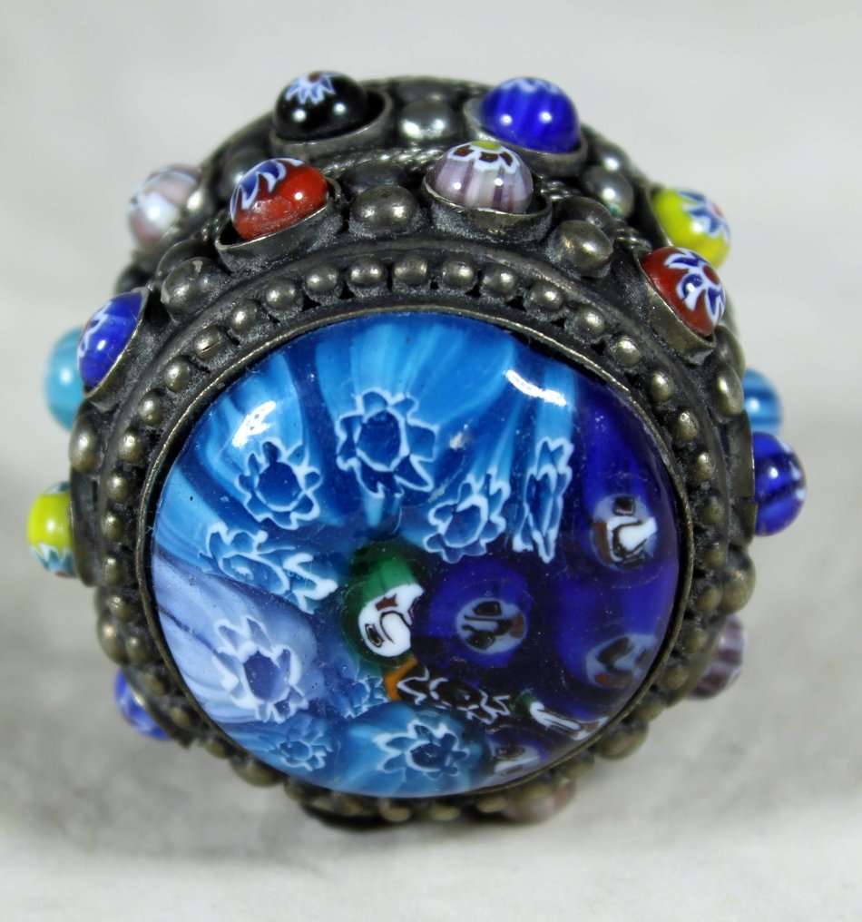 A BEAUTIFUL DECORATED PILL BOX WITH MURANO BEADS INSIDE - BID NOW !!!