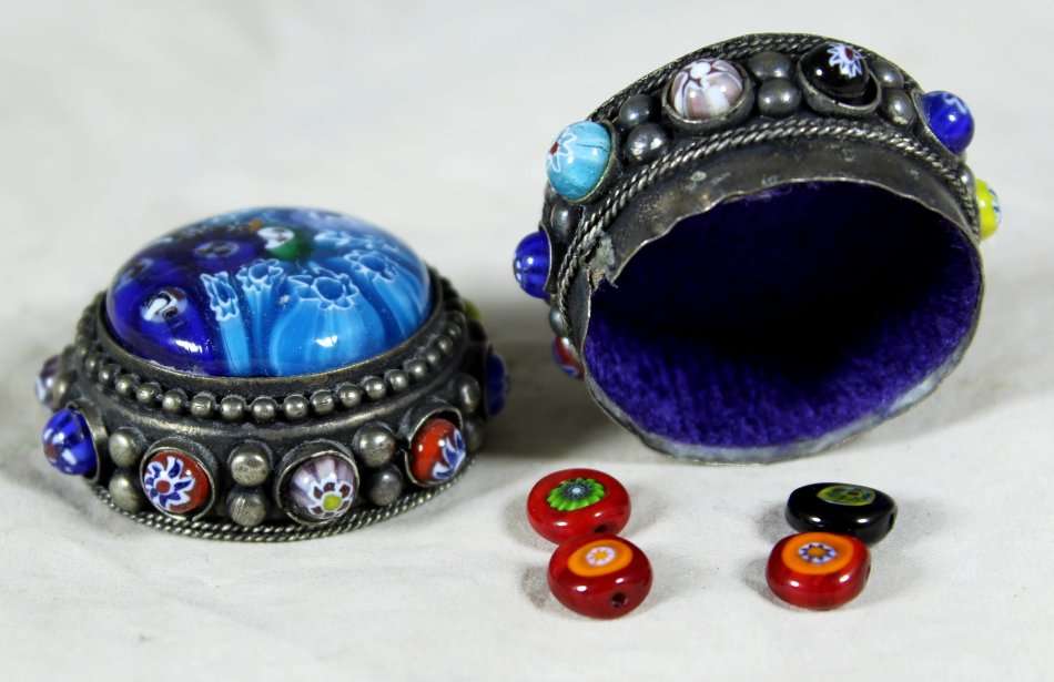 A BEAUTIFUL DECORATED PILL BOX WITH MURANO BEADS INSIDE - BID NOW !!!