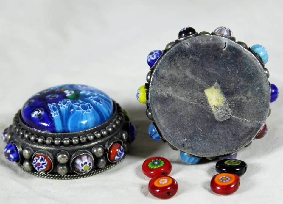 A BEAUTIFUL DECORATED PILL BOX WITH MURANO BEADS INSIDE - BID NOW !!!