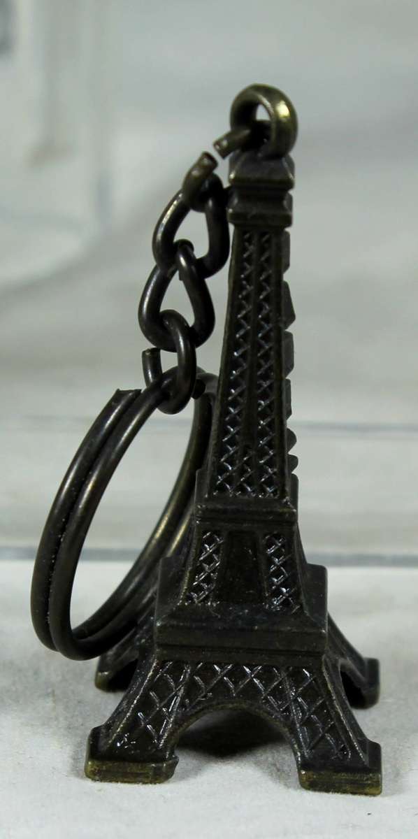 EIFFEL TOWER KEYRING - (BLACK LOOK) - BID NOW!!!