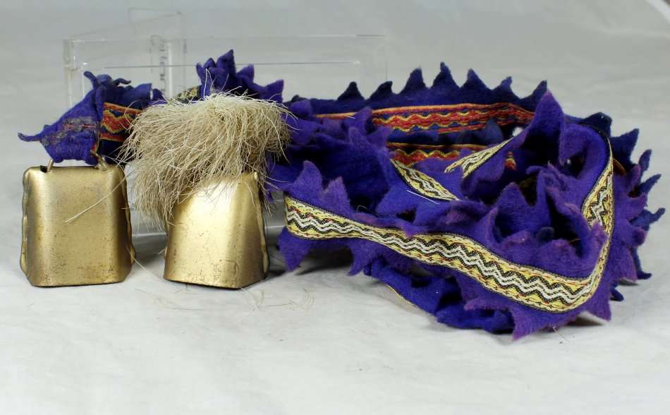 A VERY OLD SMALL PAIR OF BRASS BELLS - BID NOW!!!