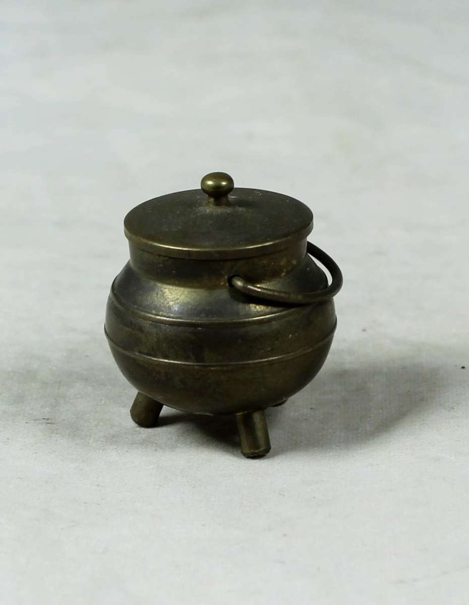 MINIATURE- A BRASS THREE LEGGED POT - BID NOW!!!