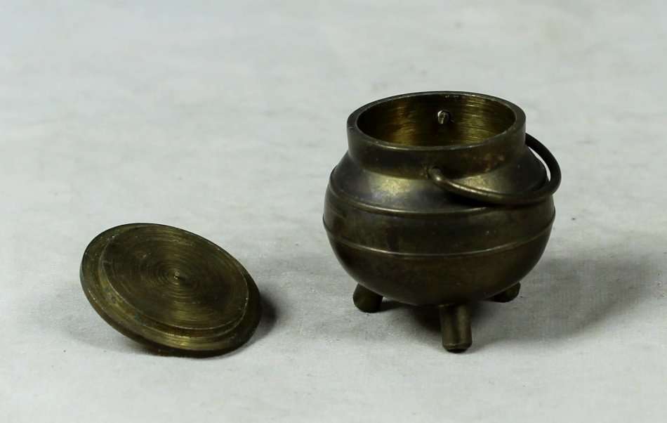 MINIATURE- A BRASS THREE LEGGED POT - BID NOW!!!