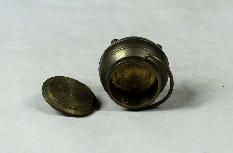 MINIATURE- A BRASS THREE LEGGED POT - BID NOW!!!