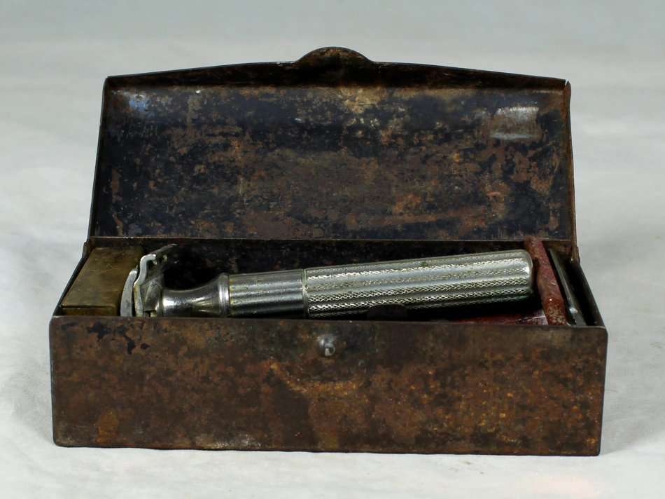 A VINTAGE SHAVING KIT - BID NOW!!!